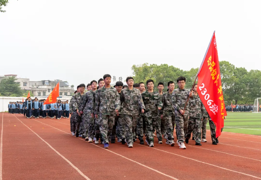 秋色点兵扬斗志,凤凰展翅竞风流——湘潭凤凰中学第25届校园田径运动会圆满结束