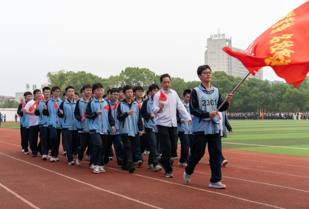 秋色点兵扬斗志,凤凰展翅竞风流——湘潭凤凰中学第25届校园田径运动会圆满结束
