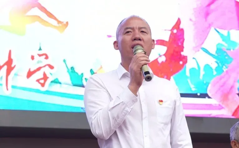 秋色点兵扬斗志,凤凰展翅竞风流——湘潭凤凰中学第25届校园田径运动会圆满结束