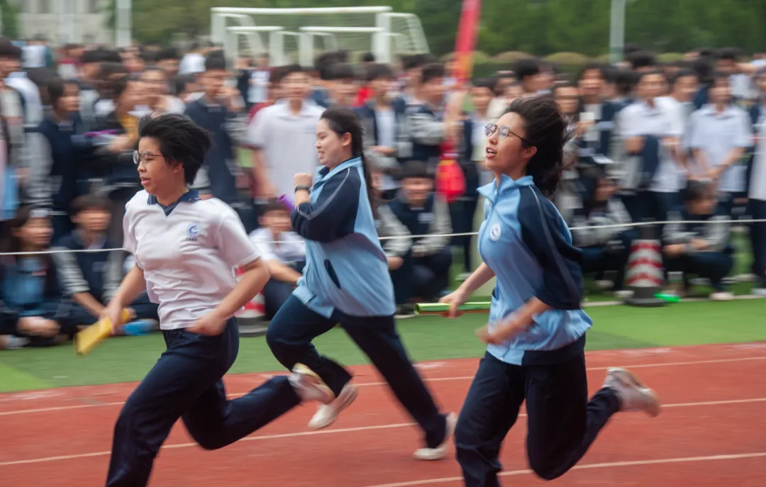 秋色点兵扬斗志,凤凰展翅竞风流——湘潭凤凰中学第25届校园田径运动会圆满结束