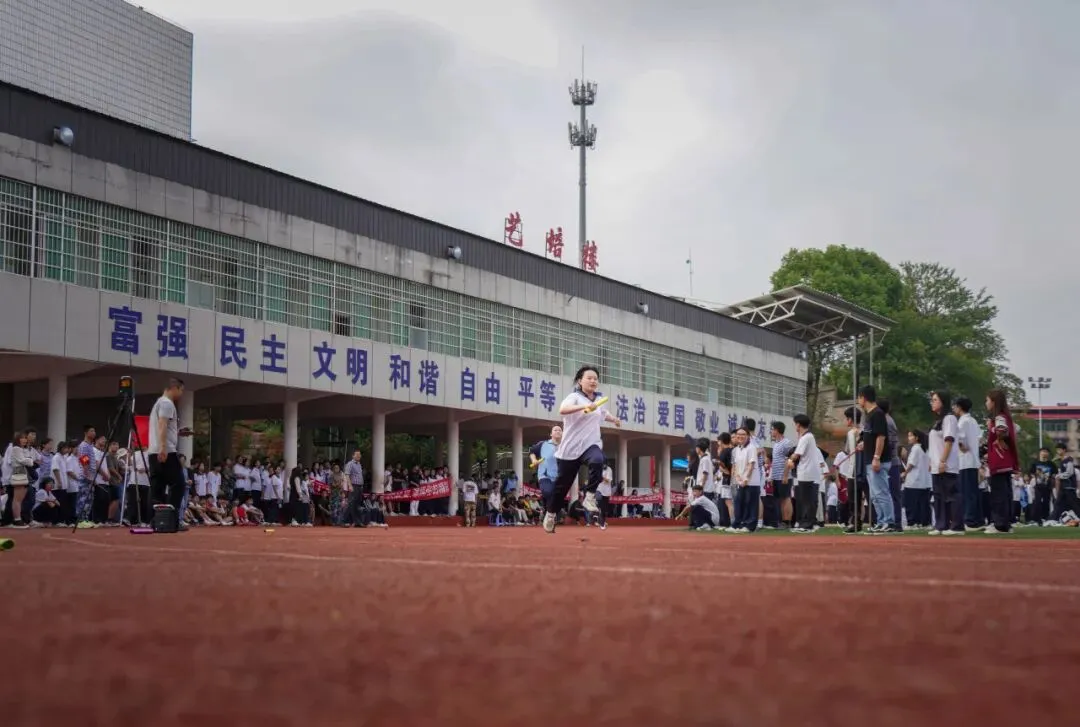 秋色点兵扬斗志,凤凰展翅竞风流——湘潭凤凰中学第25届校园田径运动会圆满结束