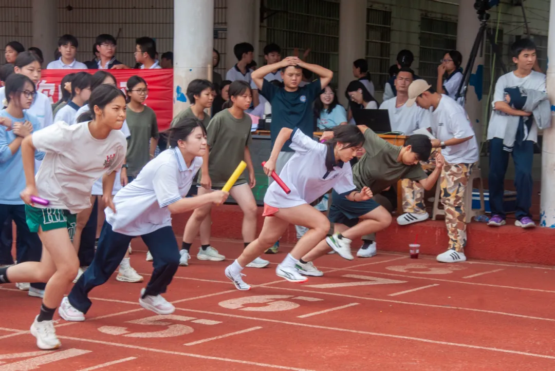 秋色点兵扬斗志,凤凰展翅竞风流——湘潭凤凰中学第25届校园田径运动会圆满结束