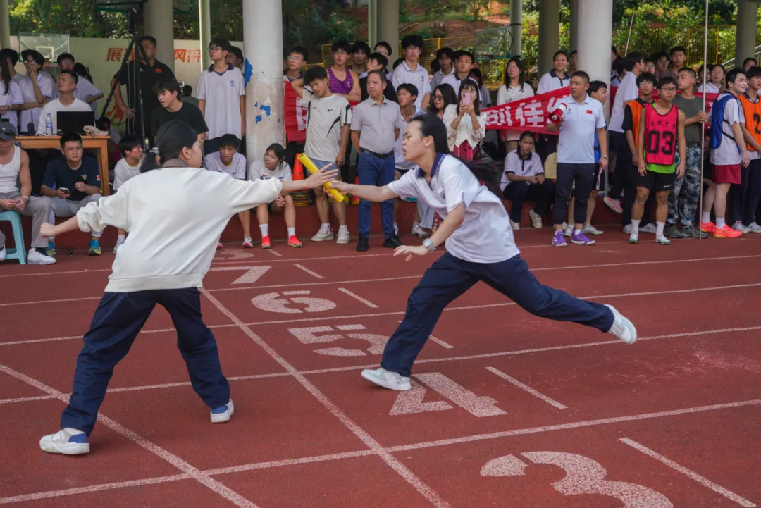 秋色点兵扬斗志,凤凰展翅竞风流——湘潭凤凰中学第25届校园田径运动会圆满结束