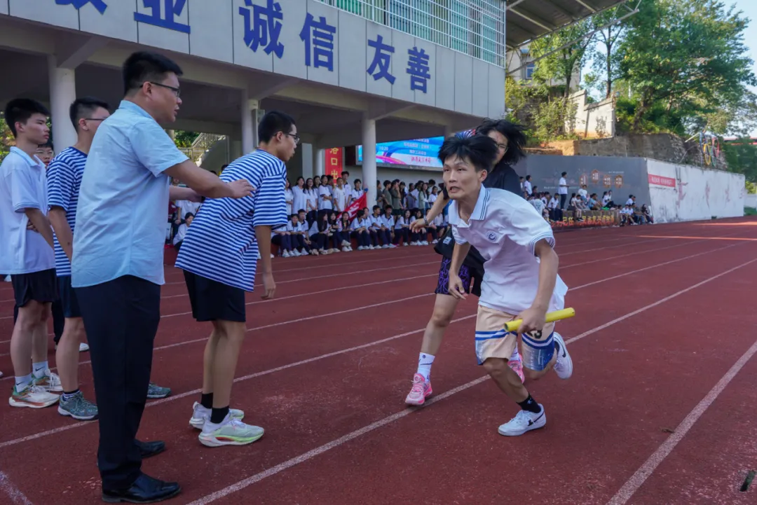 秋色点兵扬斗志,凤凰展翅竞风流——湘潭凤凰中学第25届校园田径运动会圆满结束