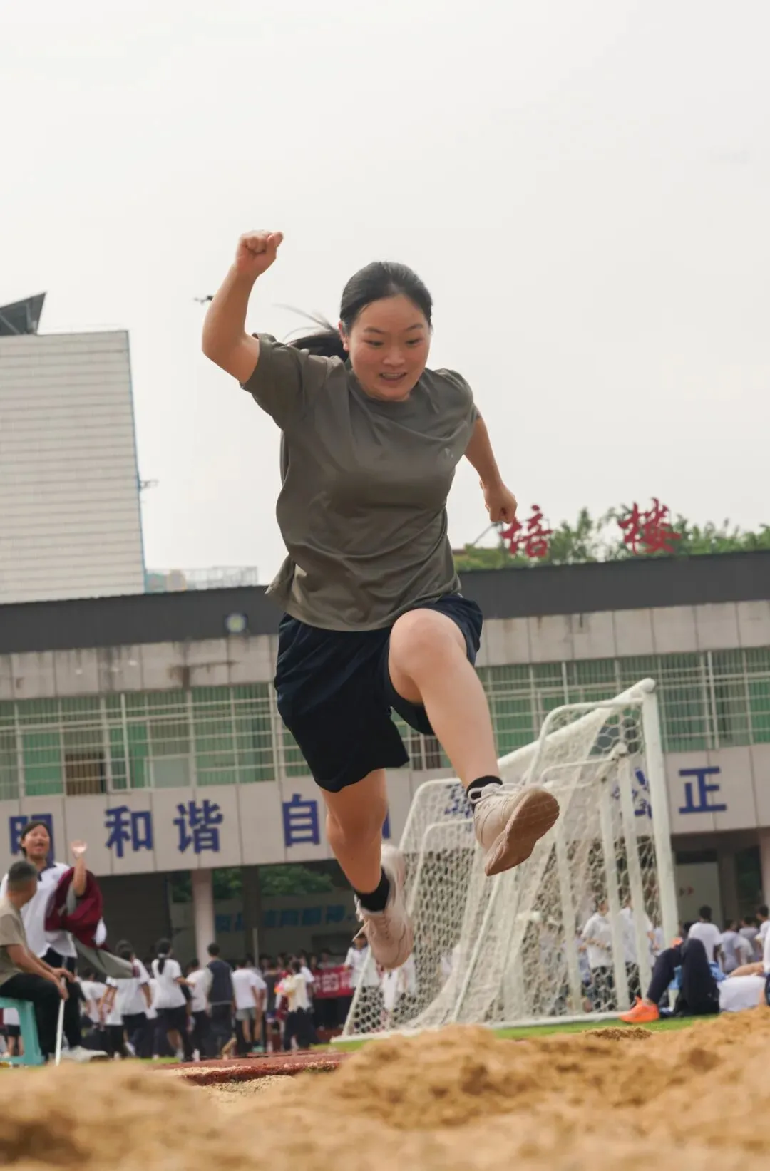 秋色点兵扬斗志,凤凰展翅竞风流——湘潭凤凰中学第25届校园田径运动会圆满结束