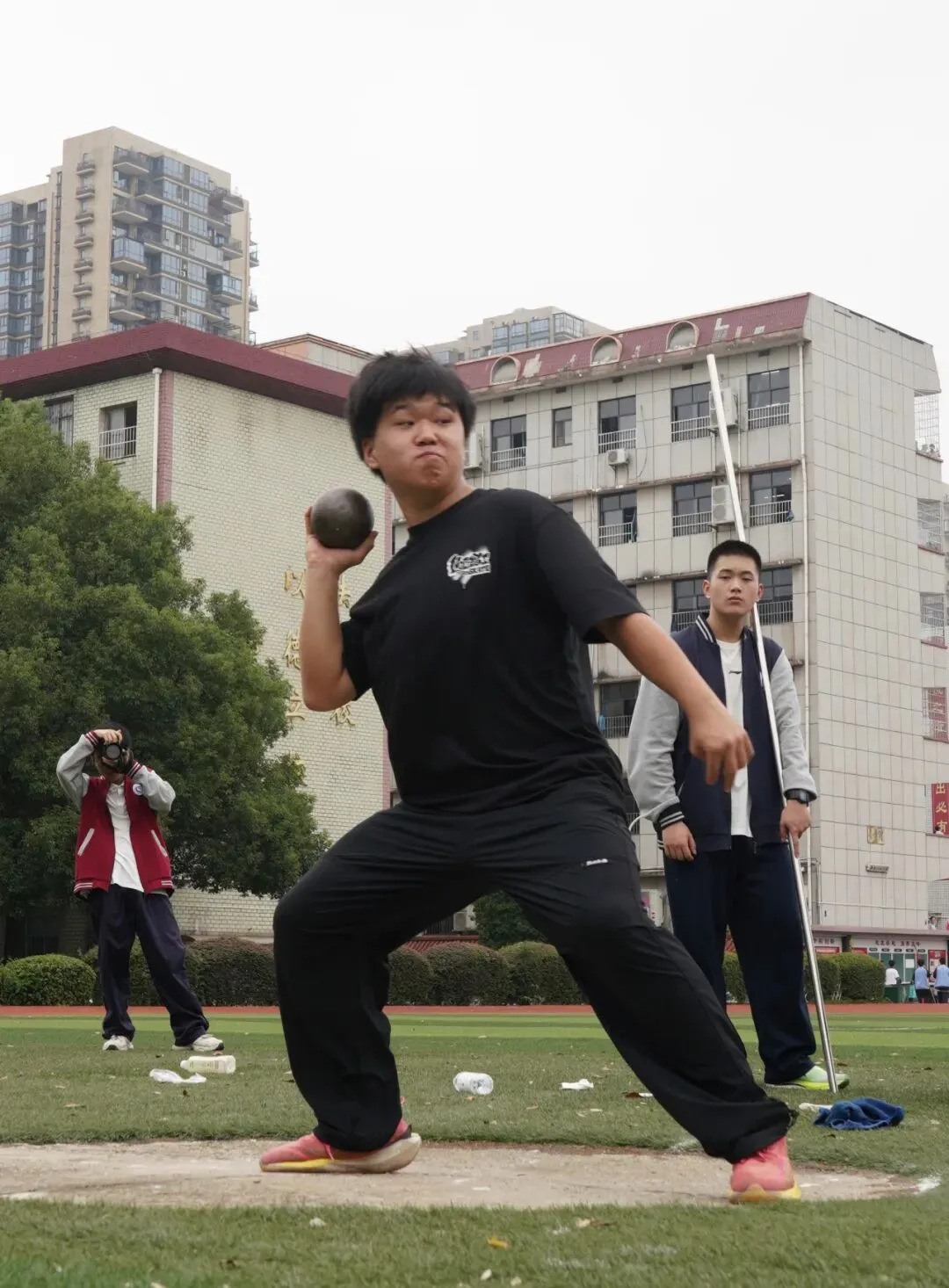 秋色点兵扬斗志,凤凰展翅竞风流——湘潭凤凰中学第25届校园田径运动会圆满结束