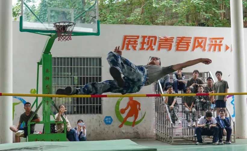 秋色点兵扬斗志,凤凰展翅竞风流——湘潭凤凰中学第25届校园田径运动会圆满结束