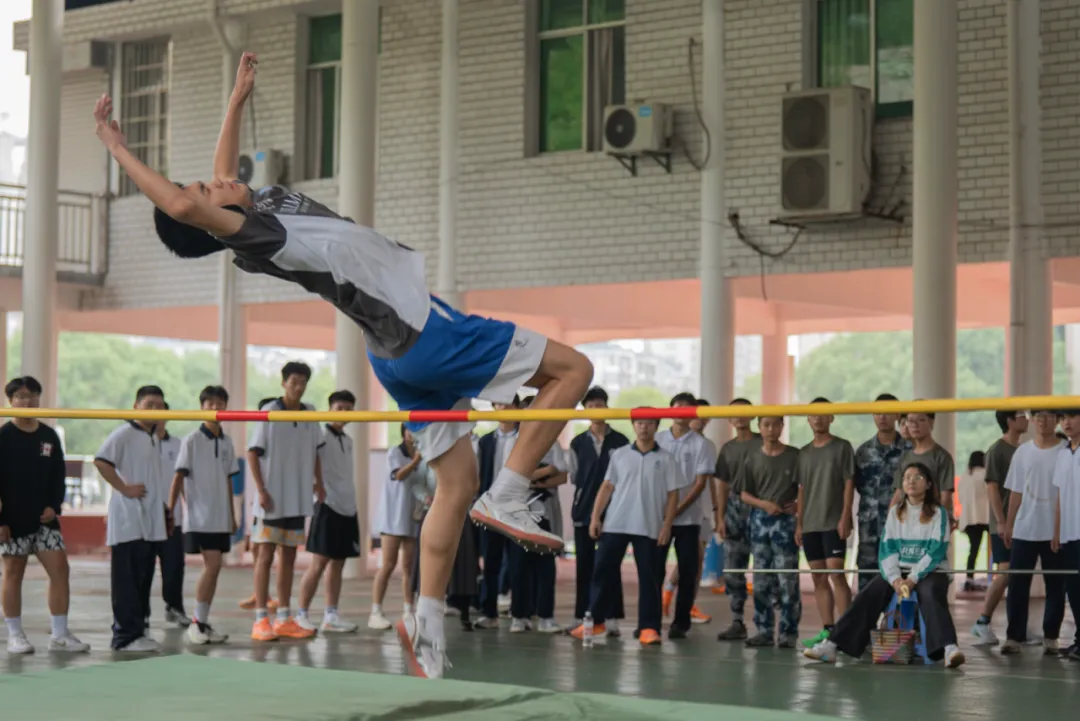 秋色点兵扬斗志,凤凰展翅竞风流——湘潭凤凰中学第25届校园田径运动会圆满结束