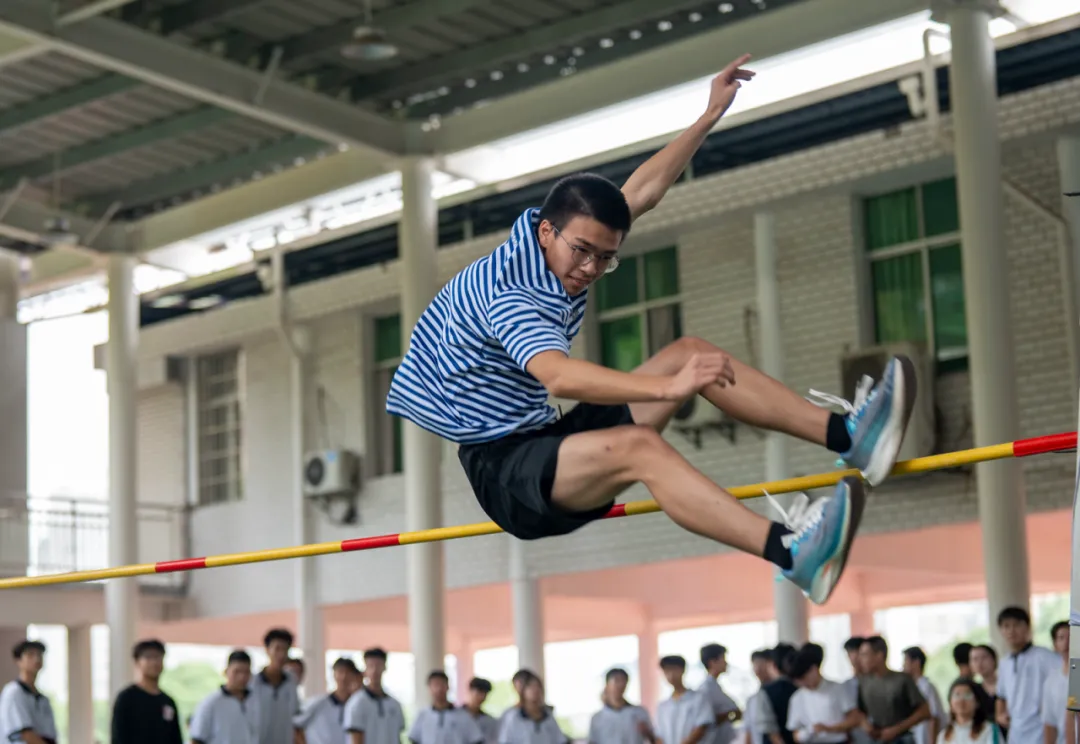 秋色点兵扬斗志,凤凰展翅竞风流——湘潭凤凰中学第25届校园田径运动会圆满结束