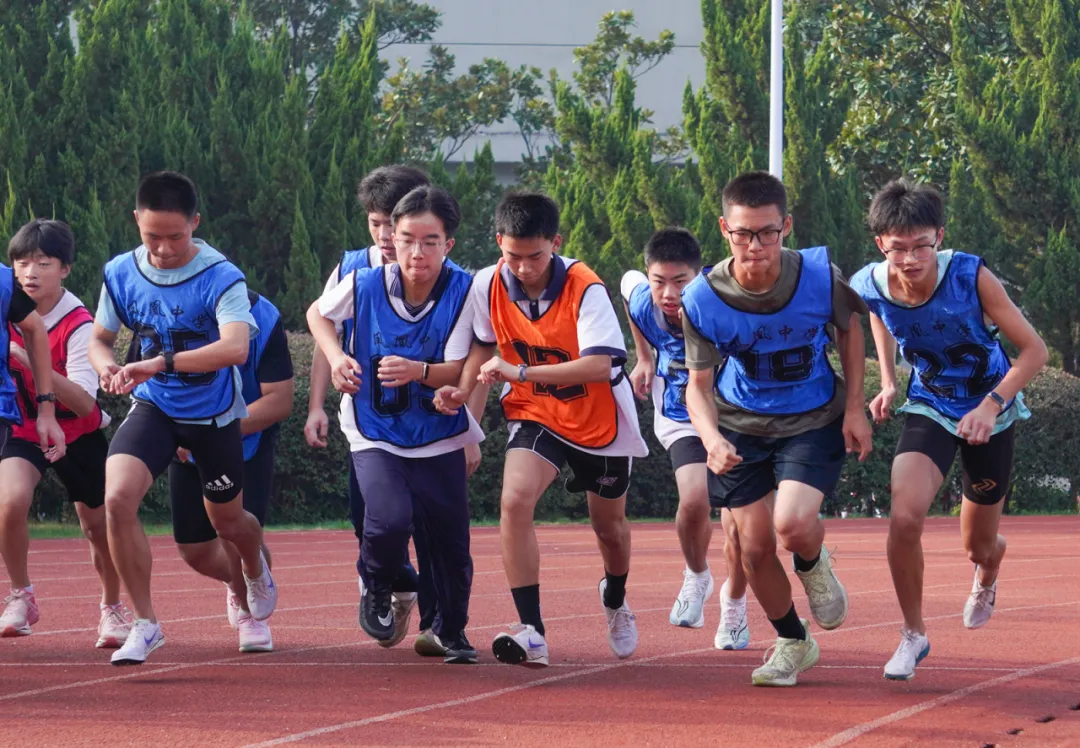 秋色点兵扬斗志,凤凰展翅竞风流——湘潭凤凰中学第25届校园田径运动会圆满结束