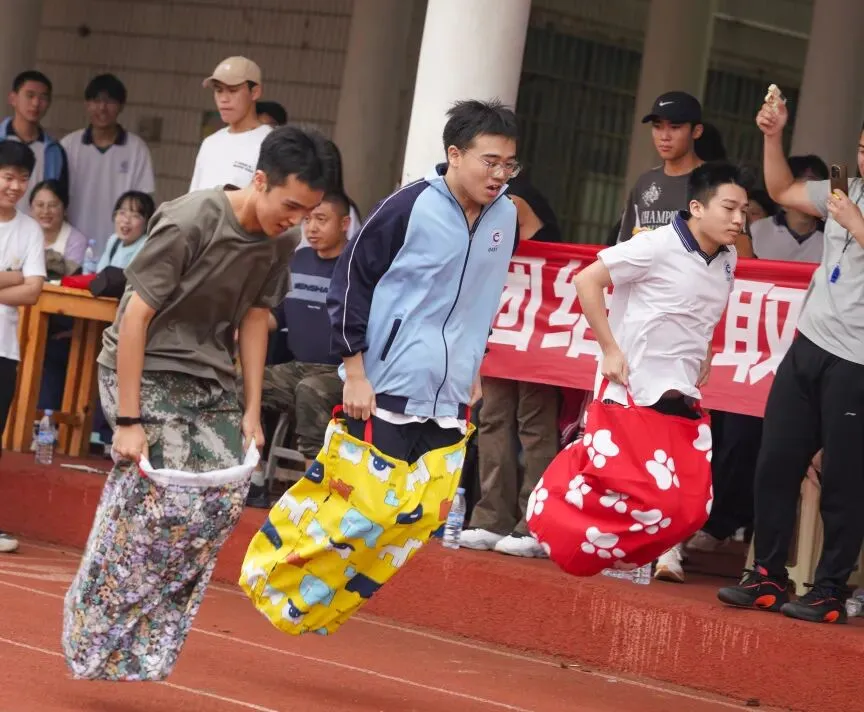 秋色点兵扬斗志,凤凰展翅竞风流——湘潭凤凰中学第25届校园田径运动会圆满结束