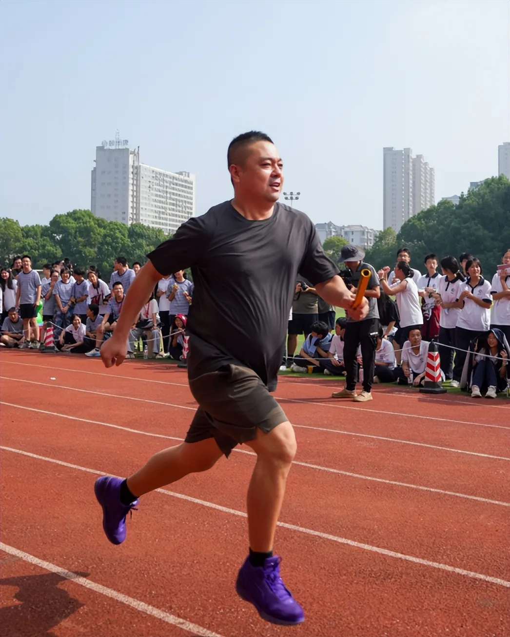秋色点兵扬斗志,凤凰展翅竞风流——湘潭凤凰中学第25届校园田径运动会圆满结束
