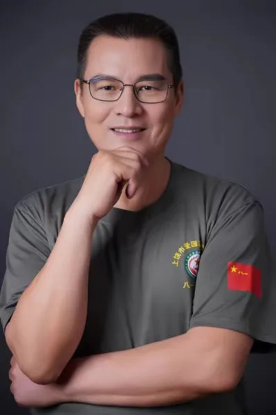 时银钢: 戎装虽卸志不渝 大爱无声暖饶城 时银钢: 戎装虽卸志不渝 大爱无声暖饶城