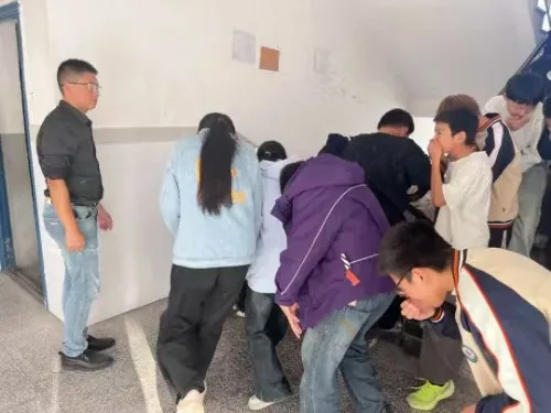 江西玉山县怀玉中学举行校园消防疏散演练活动 江西玉山县怀玉中学举行校园消防疏散演练活动