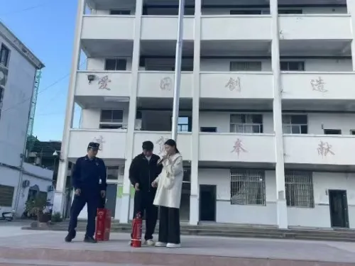 江西玉山县怀玉中学举行校园消防疏散演练活动 江西玉山县怀玉中学举行校园消防疏散演练活动