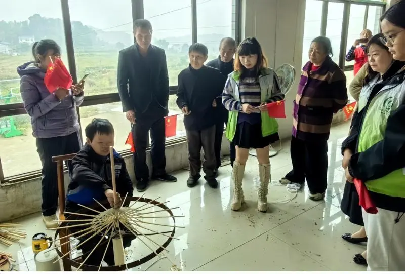 非遗零距离,就业新途径:石鼓镇易地搬迁安置点居民体验油纸伞技艺 非遗零距离,就业新途径:石鼓镇易地搬迁安置点居民体验油纸伞技艺