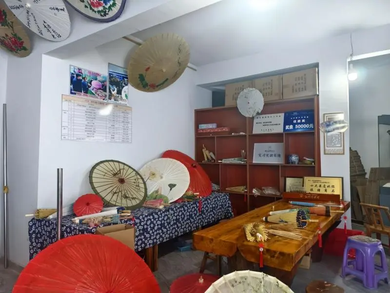 非遗零距离,就业新途径:石鼓镇易地搬迁安置点居民体验油纸伞技艺 非遗零距离,就业新途径:石鼓镇易地搬迁安置点居民体验油纸伞技艺