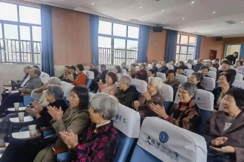 玉山县文成中心小学: 岁岁重阳敬老情,殷殷关怀暖人心 玉山县文成中心小学: 岁岁重阳敬老情,殷殷关怀暖人心