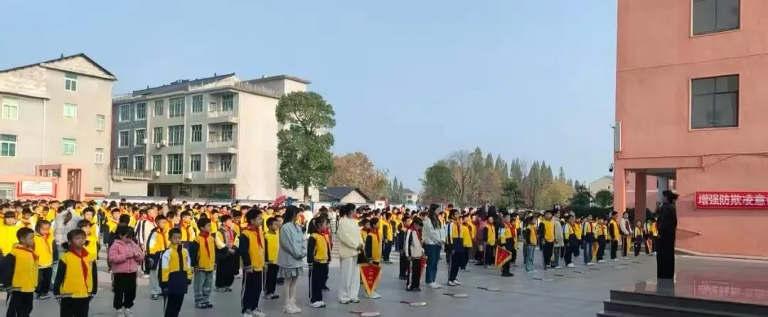 江西玉山:      规范系红领巾 敬礼新时代