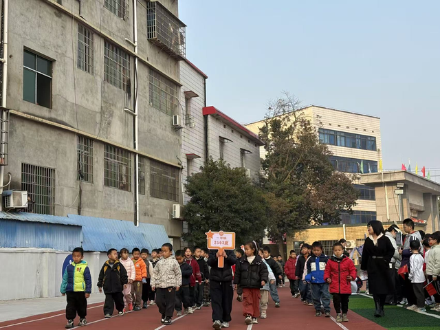 冬日暖阳映赛场 活力少年竞飞扬 ——花石中心小学2025年冬季校运会成功举办