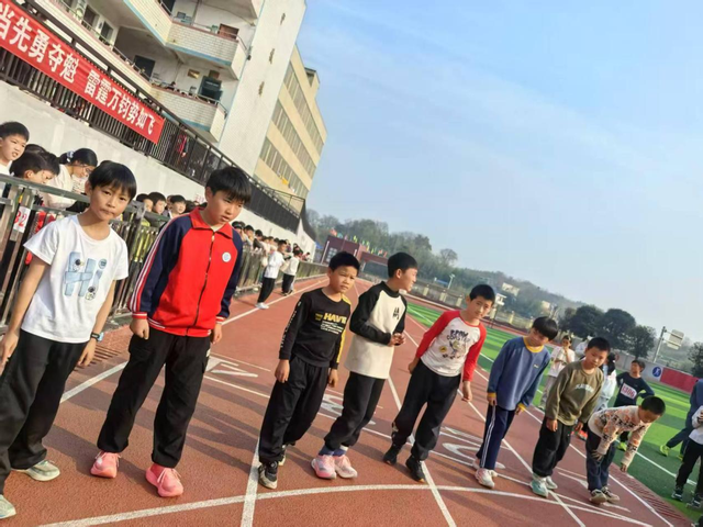 冬日暖阳映赛场 活力少年竞飞扬 ——花石中心小学2025年冬季校运会成功举办