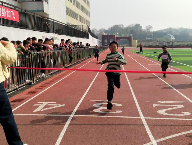 冬日暖阳映赛场 活力少年竞飞扬 ——花石中心小学2025年冬季校运会成功举办