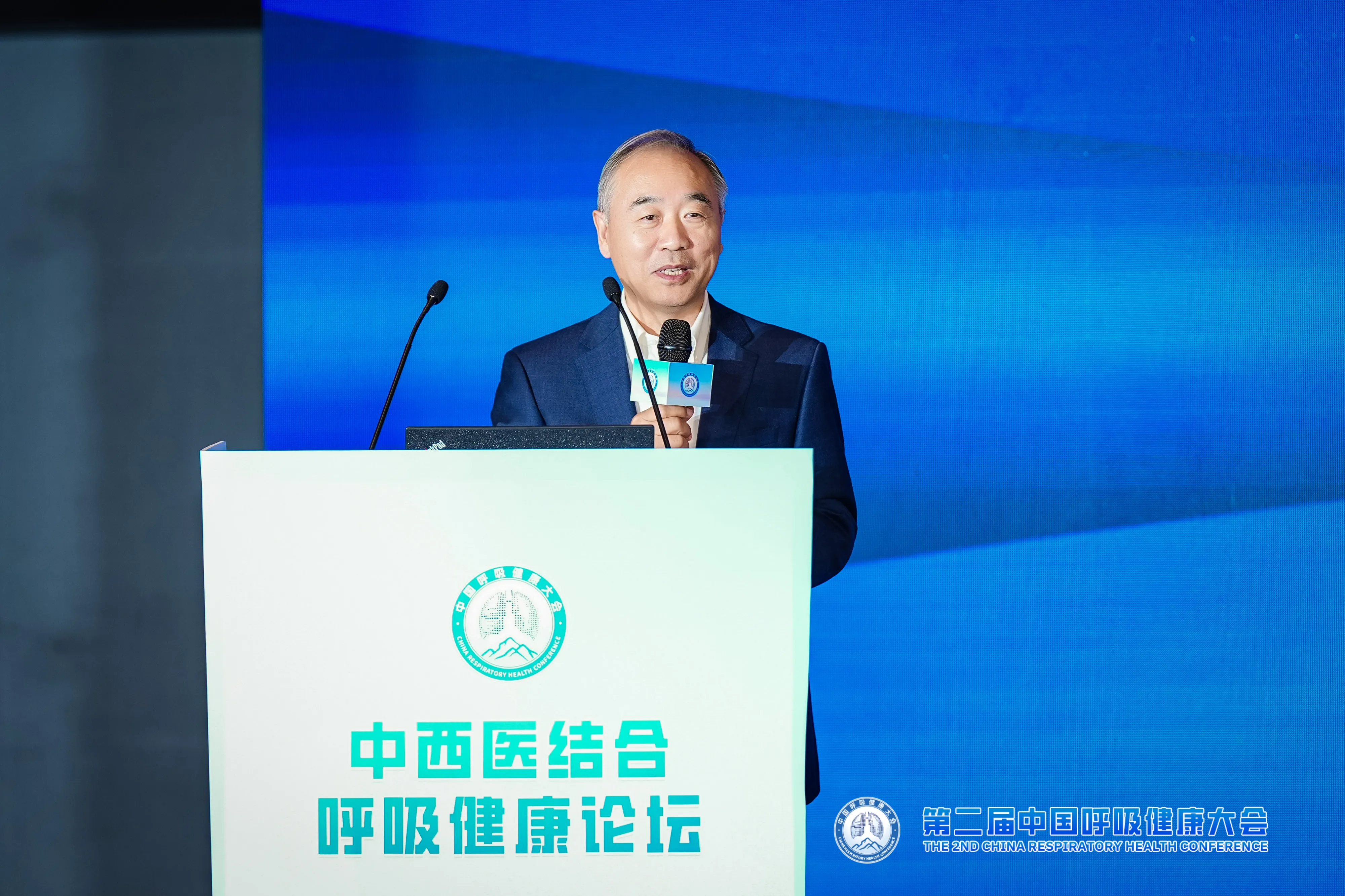 扬子江药业集团亮相第二届中国呼吸健康大会,启动蓝芩口服液循证研究战略合作