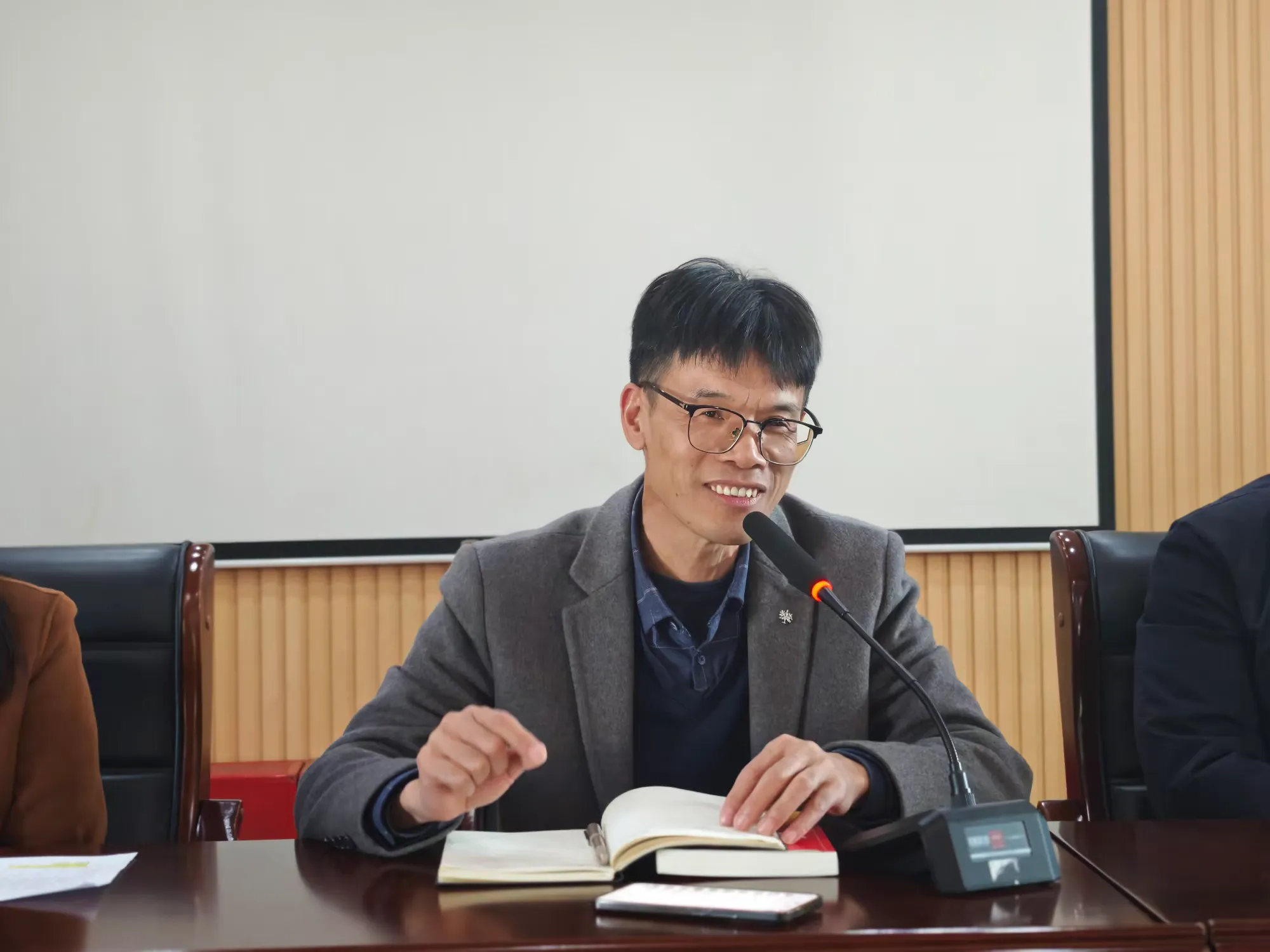 江西上饶汪村学校举行退休教师欢送会