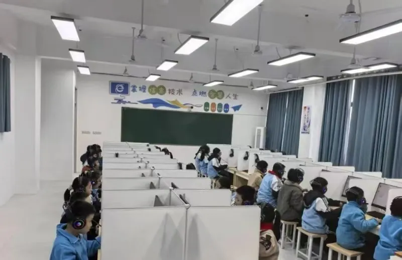 江西玉山鸿园小学: 耳听八方展风采 以赛促学助成长