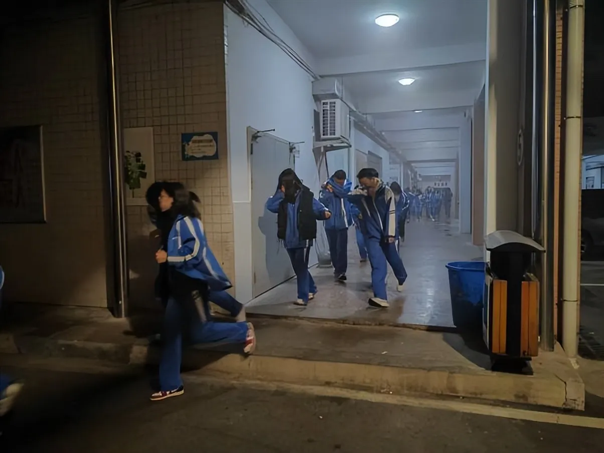 消防演练筑防线,平安校园护成长——湘潭市第一中学开展寄宿生夜间消防应急疏散演练活动