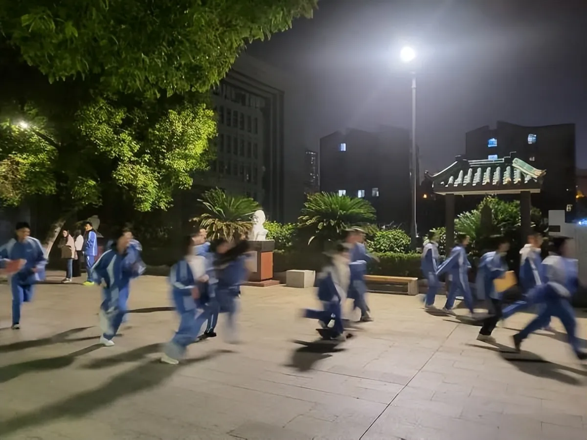 消防演练筑防线,平安校园护成长——湘潭市第一中学开展寄宿生夜间消防应急疏散演练活动