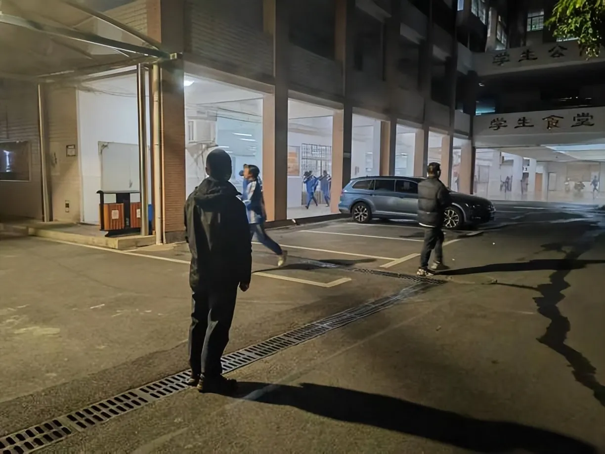 消防演练筑防线,平安校园护成长——湘潭市第一中学开展寄宿生夜间消防应急疏散演练活动