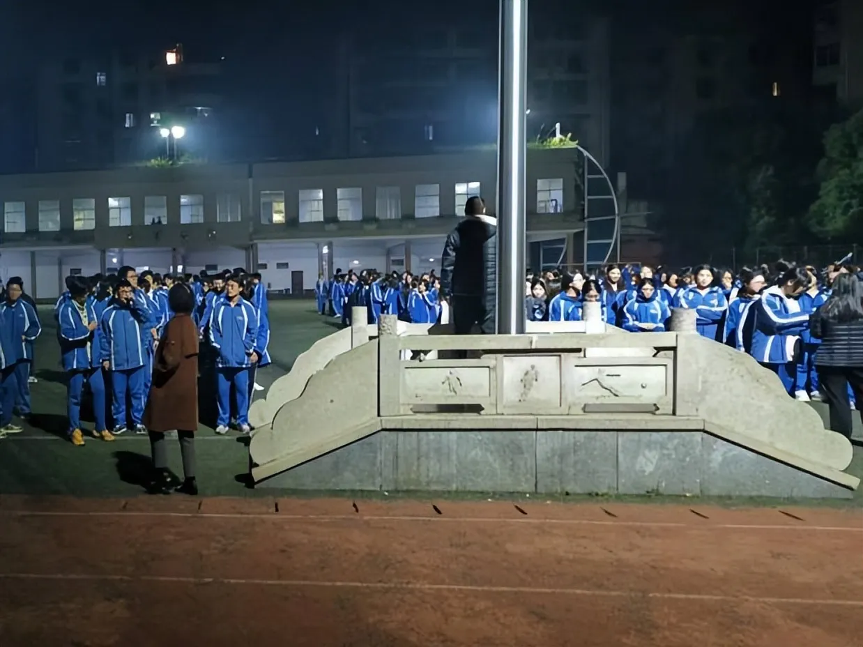 消防演练筑防线,平安校园护成长——湘潭市第一中学开展寄宿生夜间消防应急疏散演练活动