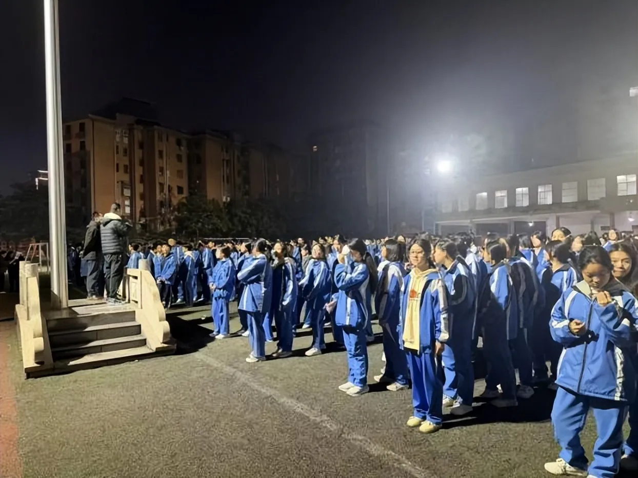 消防演练筑防线,平安校园护成长——湘潭市第一中学开展寄宿生夜间消防应急疏散演练活动