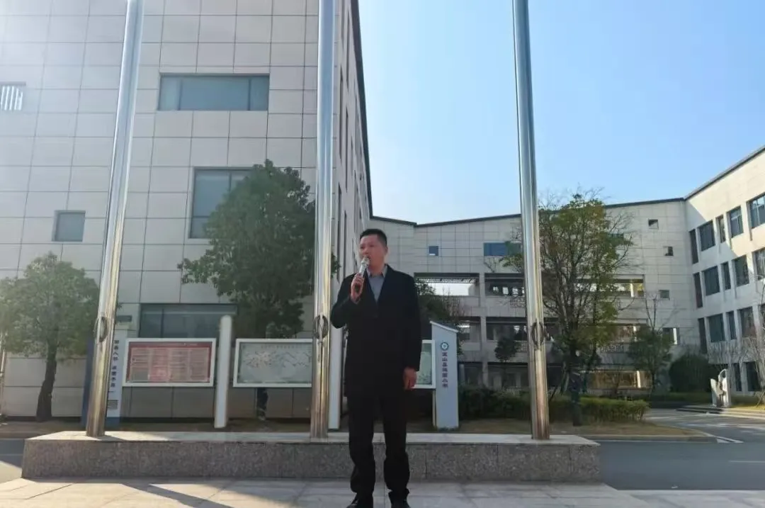 江西玉山县鸿园小学举行2025暖冬义卖活动