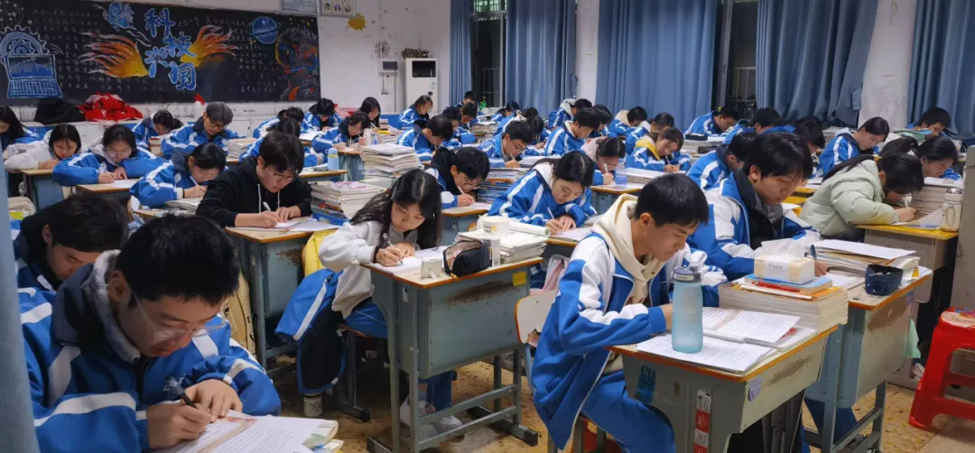 笔尖贺岁，字里韵新——湘潭市一中高一年级成功举办新年英语书写大赛