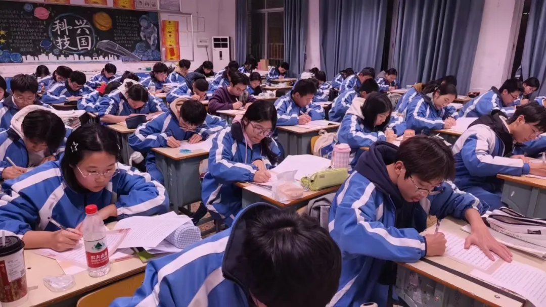 笔尖贺岁，字里韵新——湘潭市一中高一年级成功举办新年英语书写大赛