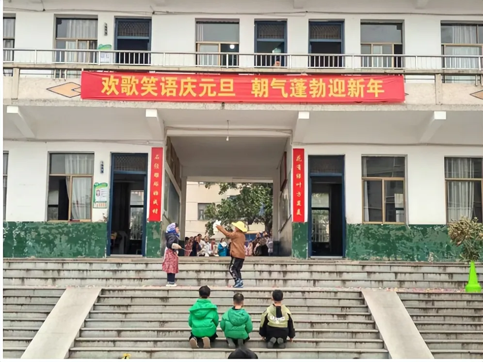 花石中心小学举办“童心贺新岁，奋进向未来”元旦活动