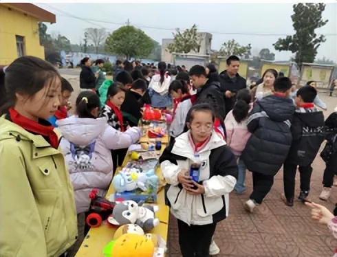 跳蚤市场“盘活”闲置，“玩”出成长新花样