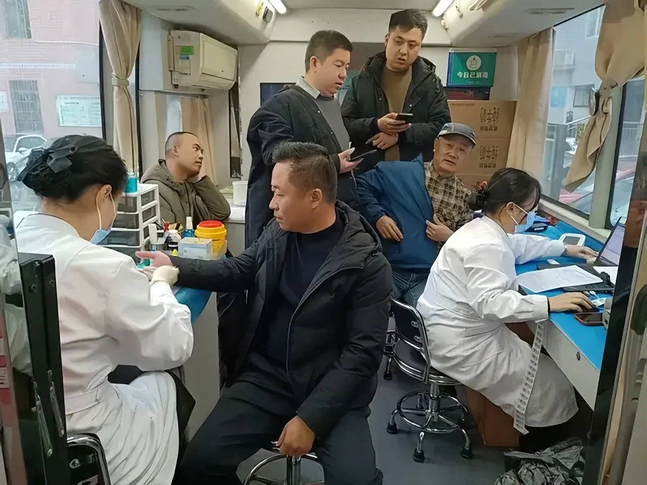 热血践初心 大爱暖莲乡：湘潭县住建局开展无偿献血活动