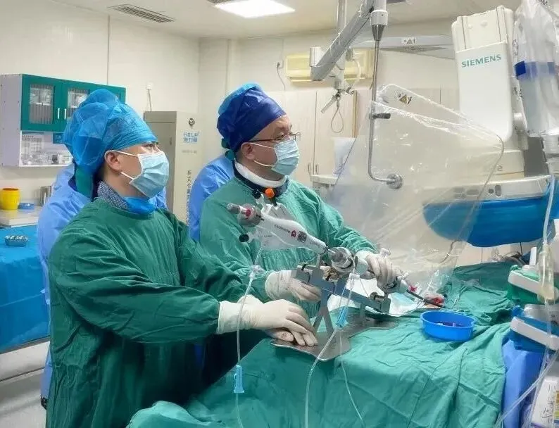 怕“开胸”,忍了几年!医生从腿上“穿针引线”修复心门
