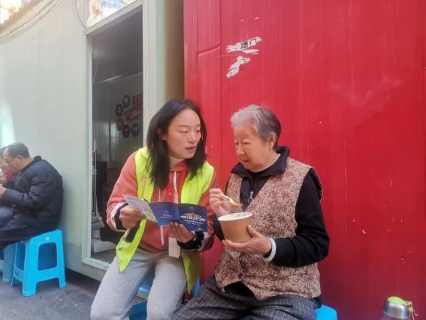 明通路社区腊八节系列活动传递冬日关怀