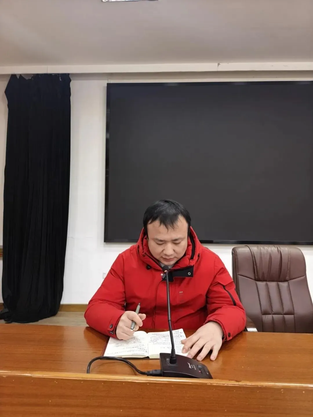 安全底线不松懈 寒假工作早谋划——湘潭市第二中学2025年下学期德育论坛活动(第四期)暨全体班主任工作会议