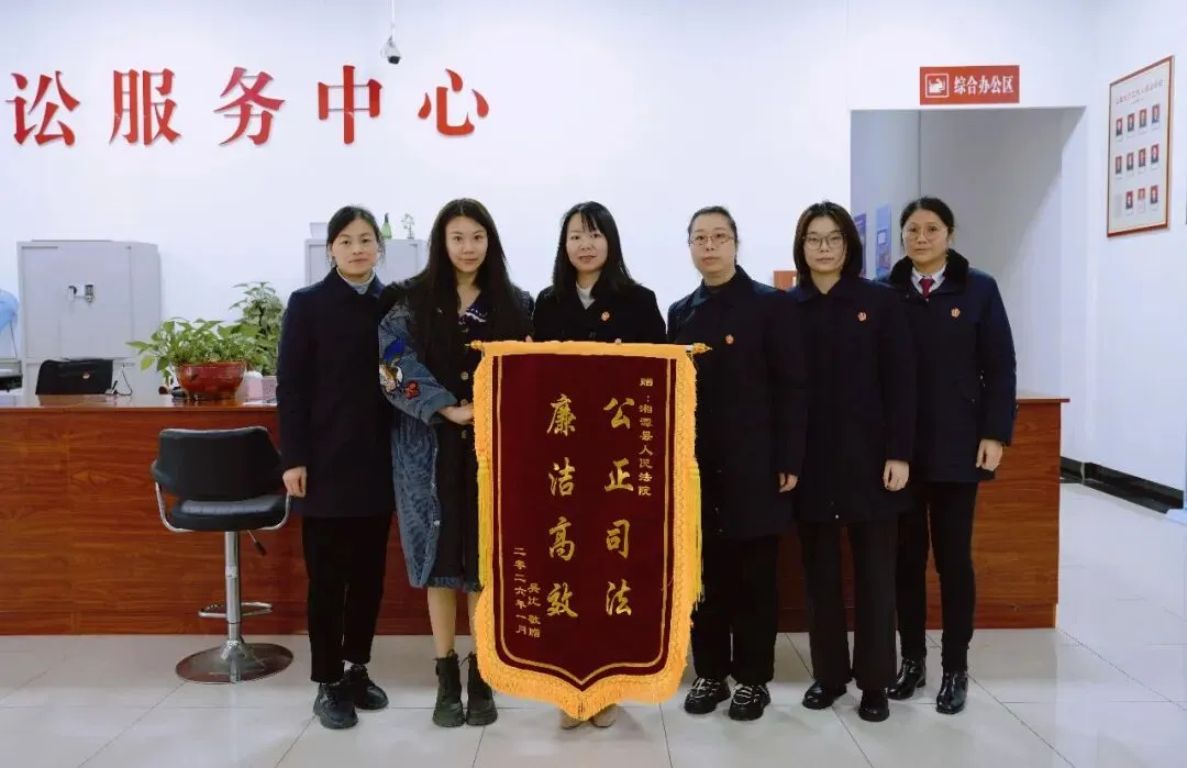 锦旗背后的十年之变：从“立案难”到“一次办好”的司法温度