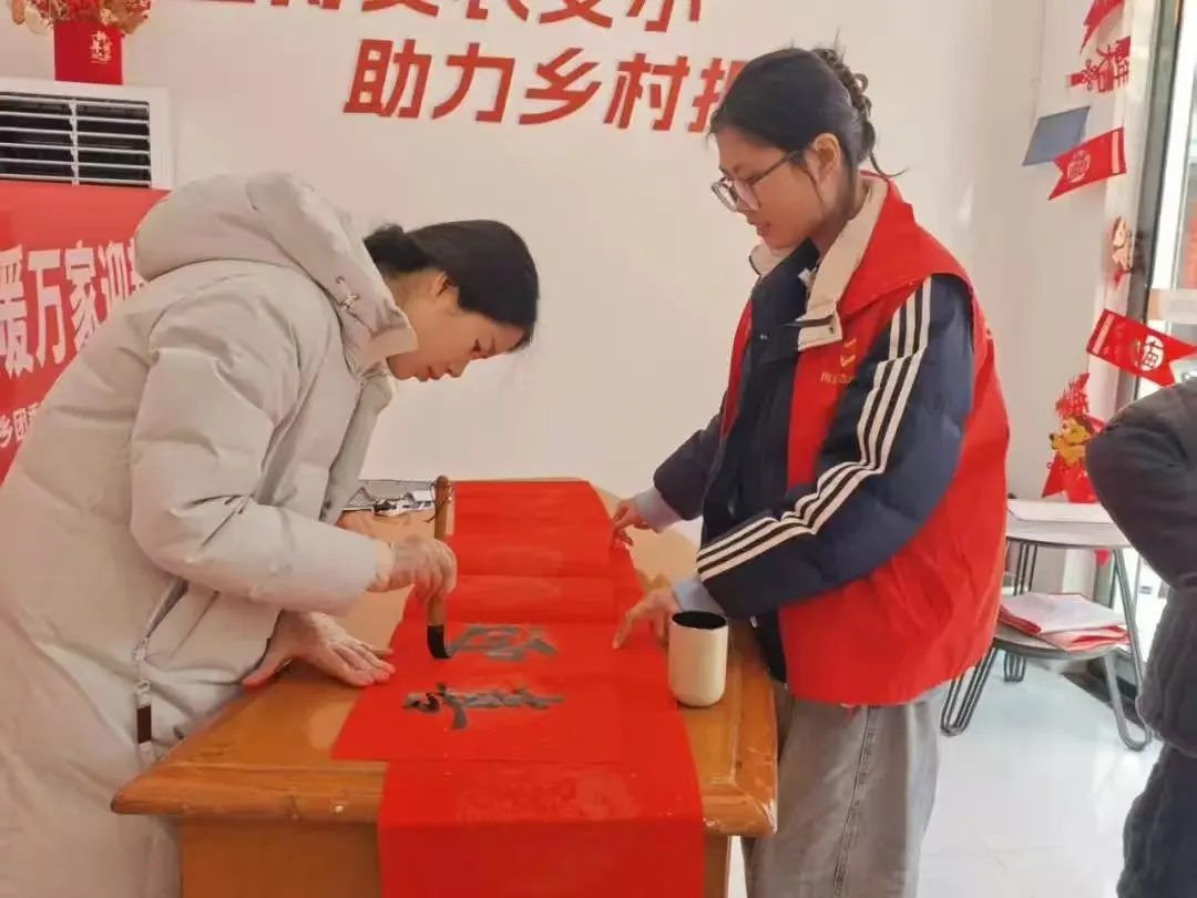 江西玉山南山乡: 执笔暖乡邻,送福迎新春