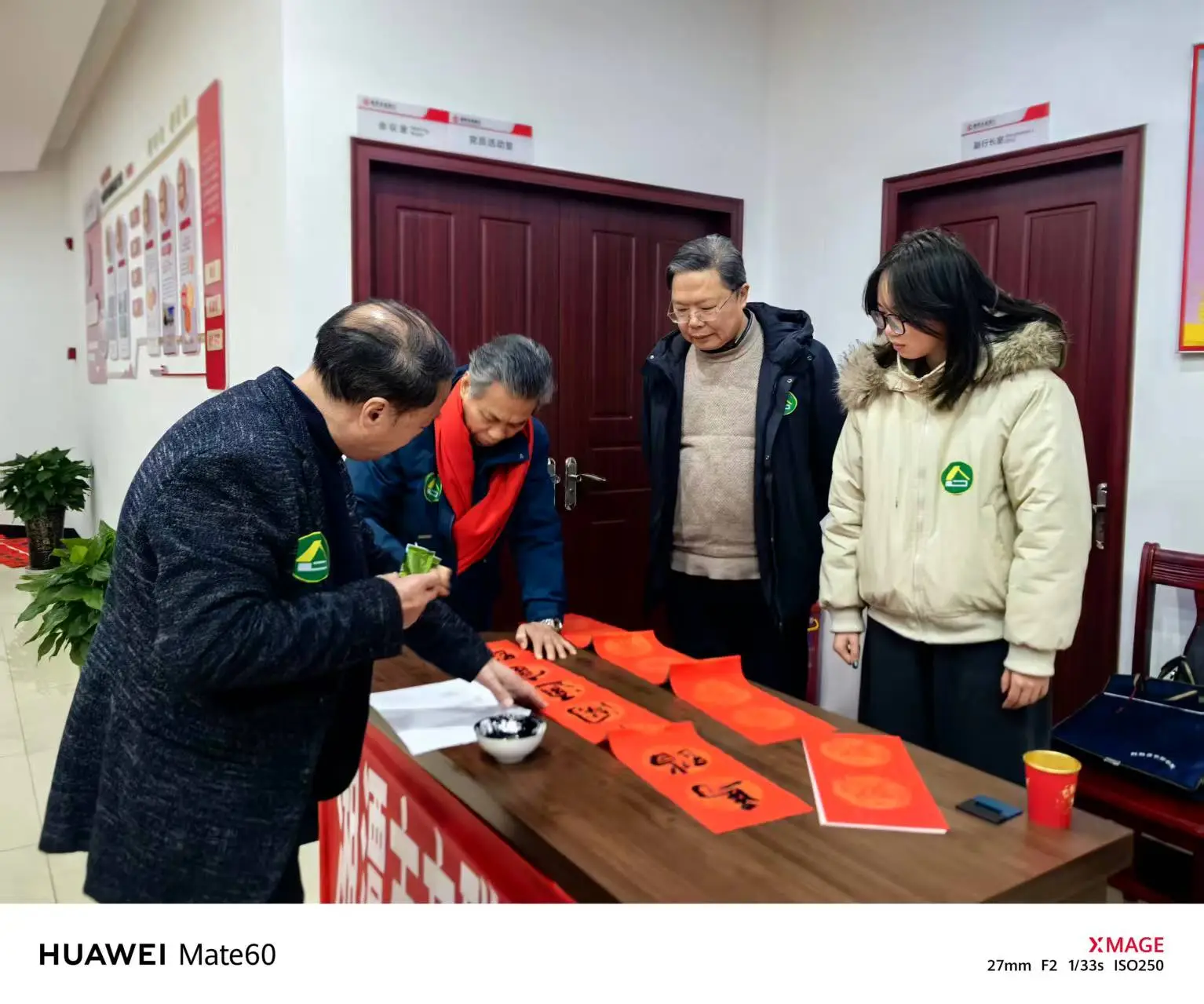 翰墨飘香暖民心 文化惠民迎新春——雨湖区计生协组织开展送春联文化活动