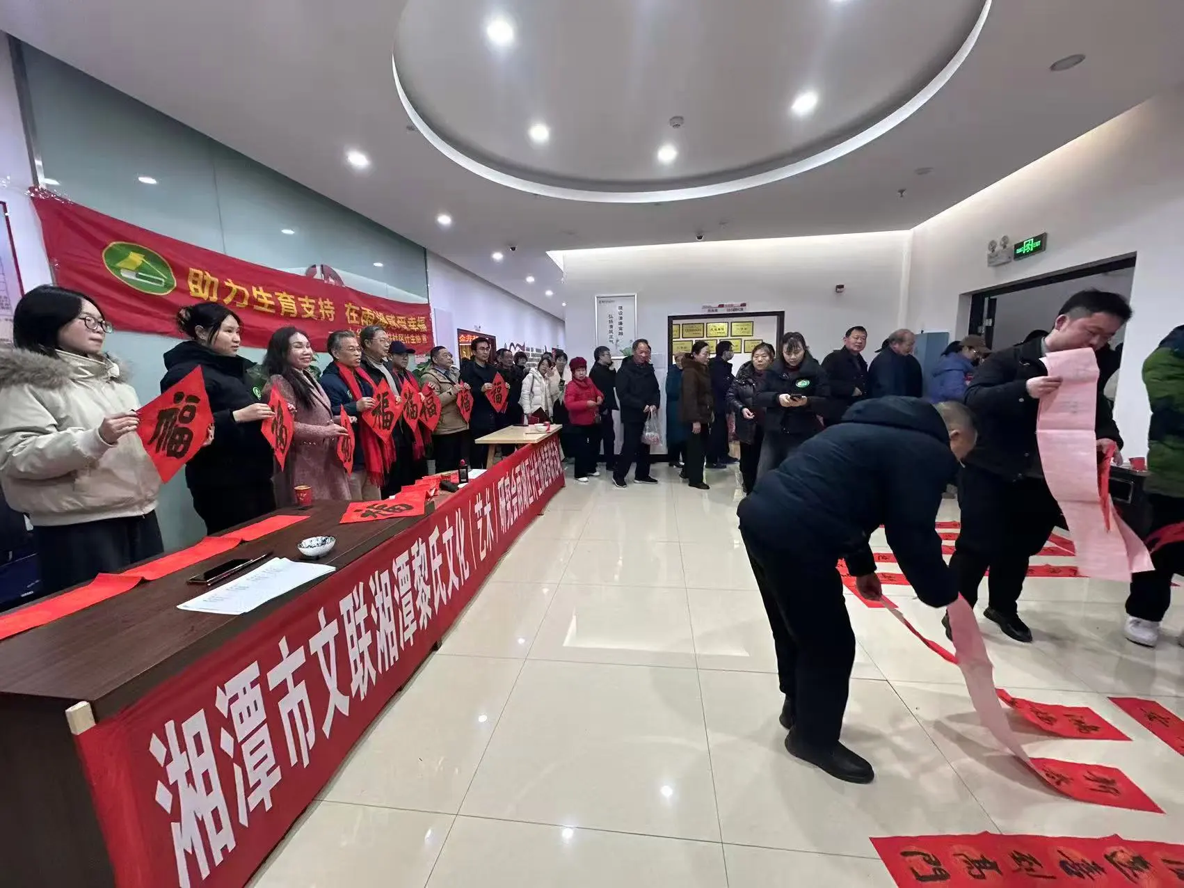 翰墨飘香暖民心 文化惠民迎新春——雨湖区计生协组织开展送春联文化活动