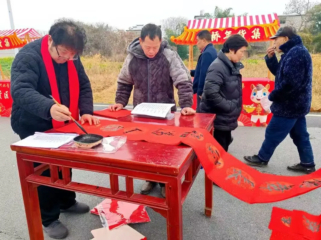 江西上饶: 村晚欢歌迎新春 年货飘香暖乡情