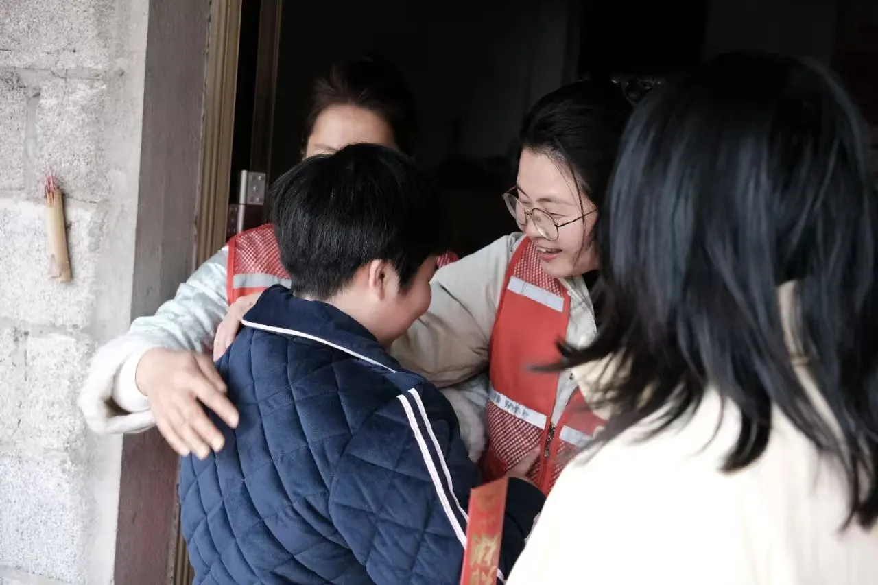 江西玉山县四股桥乡联合走访慰问困境儿童与孤寡老人