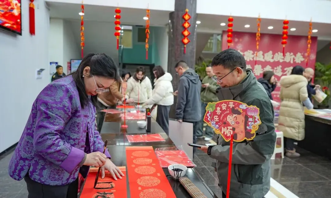 墨香迎马岁 检韵贺新春——湘潭县人民检察院开展“检察温暖映新春 艺术馨香送万家”写春联送祝福活动
